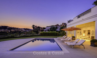 Elegante en zeer ruime modern-klassieke villa te koop, direct aan de golfbaan in Elviria, Oost-Marbella 14905 