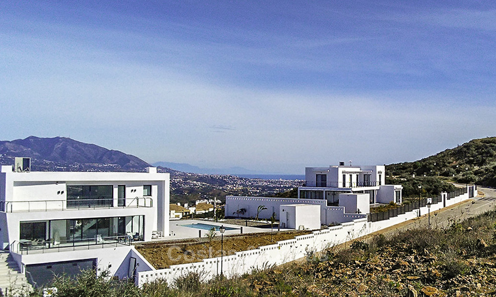 Oogstrelende nieuwe modern-hedendaagse luxe villa met zeezicht te koop in een stijlvol golfcomplex in Mijas, Costa del Sol 16355