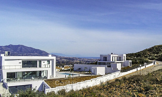 Oogstrelende nieuwe modern-hedendaagse luxe villa met zeezicht te koop in een stijlvol golfcomplex in Mijas, Costa del Sol 16355 