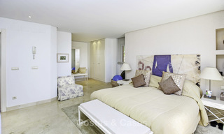 Ruim penthouse appartement met prachtig zeezicht te koop, in een luxe complex in de Golfvallei van Nueva Andalucia, Marbella 17450 