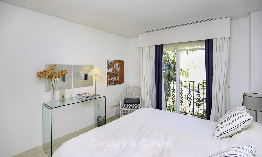 Ruim penthouse appartement met prachtig zeezicht te koop, in een luxe complex in de Golfvallei van Nueva Andalucia, Marbella 17458