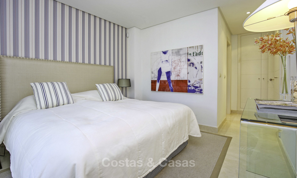 Ruim penthouse appartement met prachtig zeezicht te koop, in een luxe complex in de Golfvallei van Nueva Andalucia, Marbella 17459