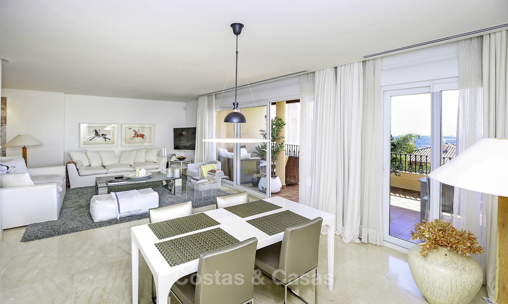 Ruim penthouse appartement met prachtig zeezicht te koop, in een luxe complex in de Golfvallei van Nueva Andalucia, Marbella 17465