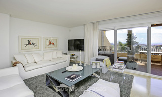 Ruim penthouse appartement met prachtig zeezicht te koop, in een luxe complex in de Golfvallei van Nueva Andalucia, Marbella 17467 