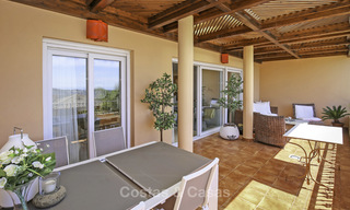 Ruim penthouse appartement met prachtig zeezicht te koop, in een luxe complex in de Golfvallei van Nueva Andalucia, Marbella 17468 