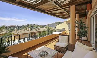 Ruim penthouse appartement met prachtig zeezicht te koop, in een luxe complex in de Golfvallei van Nueva Andalucia, Marbella 17473 