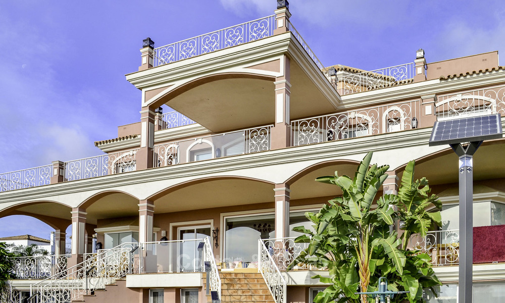 Majestueuze Andalusische luxe villa te koop, op een groot perceel in een exclusief golfresort en met adembenemend zeezicht in Benahavis - Marbella 15005