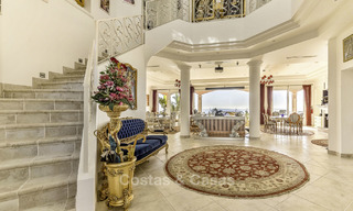 Majestueuze Andalusische luxe villa te koop, op een groot perceel in een exclusief golfresort en met adembenemend zeezicht in Benahavis - Marbella 15006 
