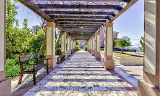 Majestueuze Andalusische luxe villa te koop, op een groot perceel in een exclusief golfresort en met adembenemend zeezicht in Benahavis - Marbella 15009 