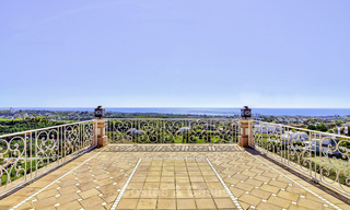 Majestueuze Andalusische luxe villa te koop, op een groot perceel in een exclusief golfresort en met adembenemend zeezicht in Benahavis - Marbella 15013 