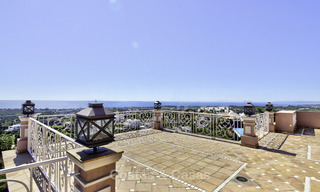 Majestueuze Andalusische luxe villa te koop, op een groot perceel in een exclusief golfresort en met adembenemend zeezicht in Benahavis - Marbella 15014 