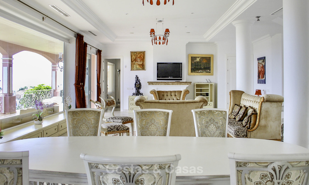 Majestueuze Andalusische luxe villa te koop, op een groot perceel in een exclusief golfresort en met adembenemend zeezicht in Benahavis - Marbella 15017