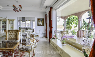 Majestueuze Andalusische luxe villa te koop, op een groot perceel in een exclusief golfresort en met adembenemend zeezicht in Benahavis - Marbella 15019 