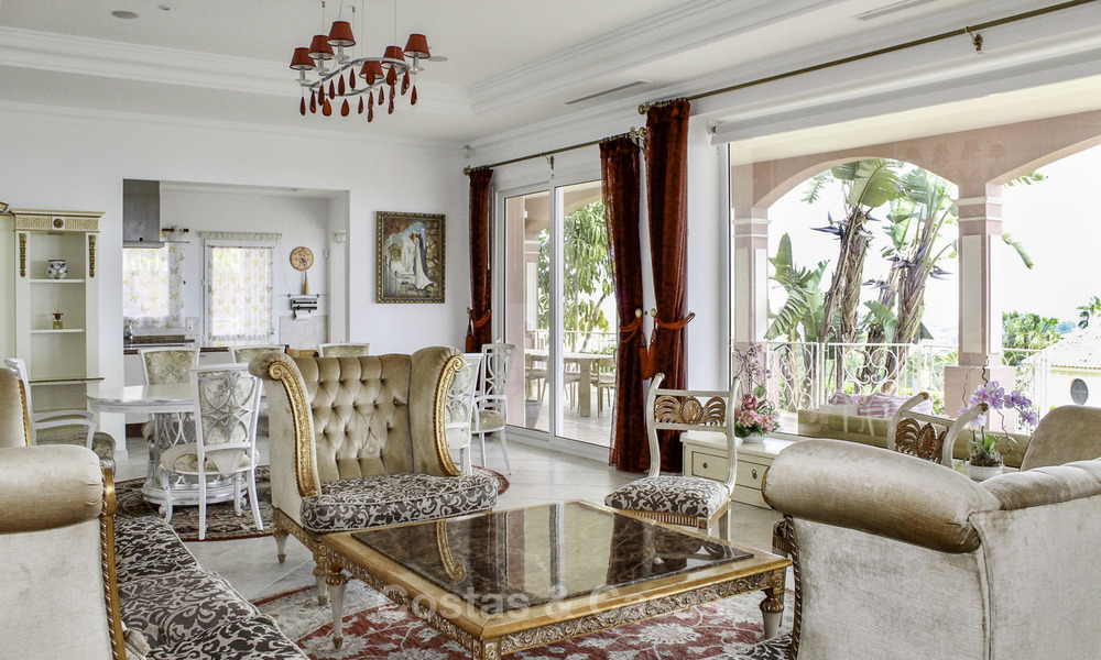Majestueuze Andalusische luxe villa te koop, op een groot perceel in een exclusief golfresort en met adembenemend zeezicht in Benahavis - Marbella 15020
