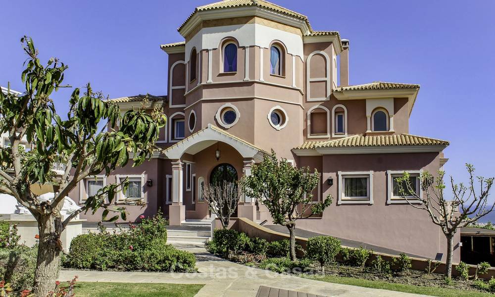 Majestueuze Andalusische luxe villa te koop, op een groot perceel in een exclusief golfresort en met adembenemend zeezicht in Benahavis - Marbella 15028