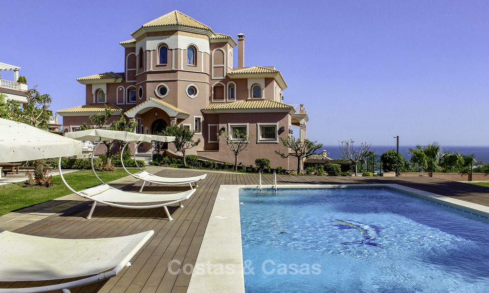 Majestueuze Andalusische luxe villa te koop, op een groot perceel in een exclusief golfresort en met adembenemend zeezicht in Benahavis - Marbella 15029