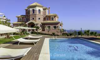 Majestueuze Andalusische luxe villa te koop, op een groot perceel in een exclusief golfresort en met adembenemend zeezicht in Benahavis - Marbella 15029 