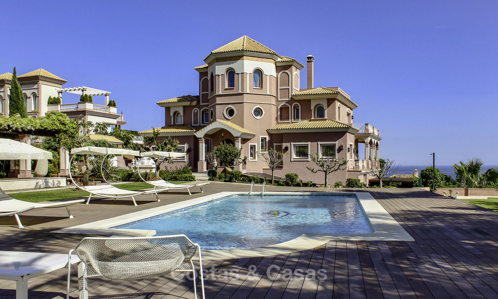 Majestueuze Andalusische luxe villa te koop, op een groot perceel in een exclusief golfresort en met adembenemend zeezicht in Benahavis - Marbella 15030