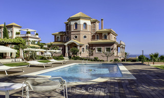 Majestueuze Andalusische luxe villa te koop, op een groot perceel in een exclusief golfresort en met adembenemend zeezicht in Benahavis - Marbella 15030 