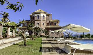 Majestueuze Andalusische luxe villa te koop, op een groot perceel in een exclusief golfresort en met adembenemend zeezicht in Benahavis - Marbella 15031 