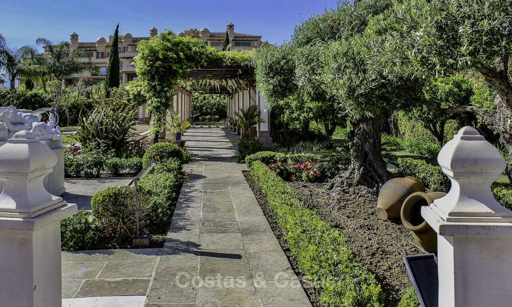 Majestueuze Andalusische luxe villa te koop, op een groot perceel in een exclusief golfresort en met adembenemend zeezicht in Benahavis - Marbella 15036