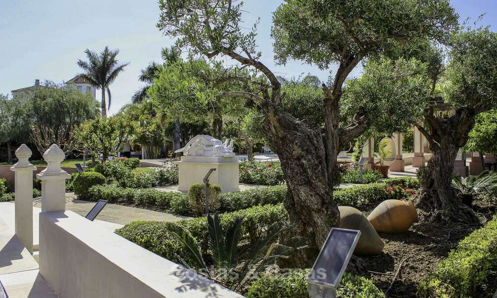 Majestueuze Andalusische luxe villa te koop, op een groot perceel in een exclusief golfresort en met adembenemend zeezicht in Benahavis - Marbella 15037