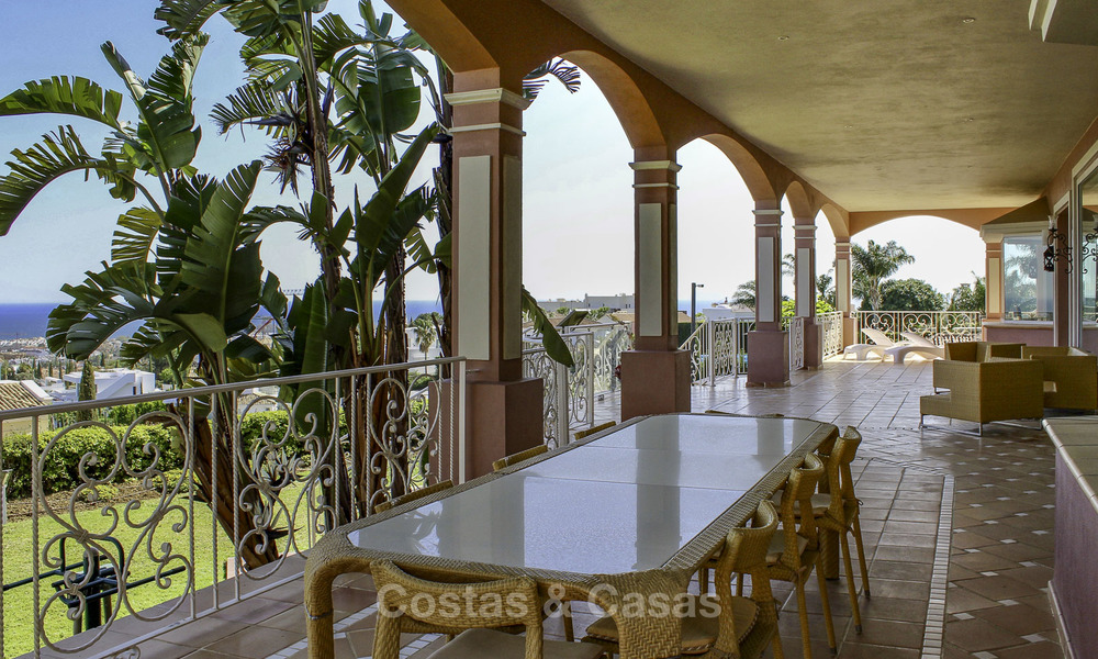 Majestueuze Andalusische luxe villa te koop, op een groot perceel in een exclusief golfresort en met adembenemend zeezicht in Benahavis - Marbella 15038