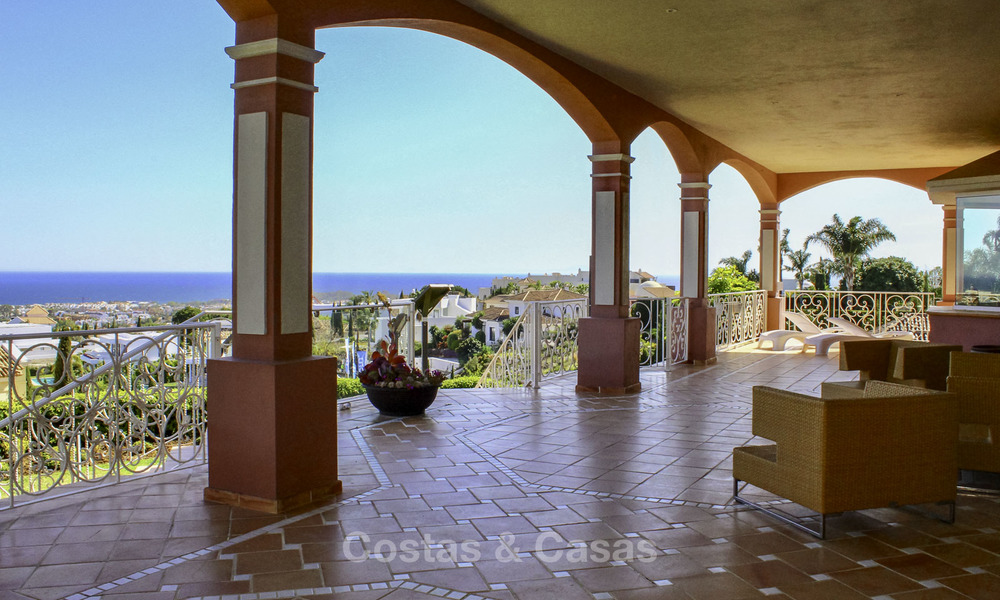 Majestueuze Andalusische luxe villa te koop, op een groot perceel in een exclusief golfresort en met adembenemend zeezicht in Benahavis - Marbella 15039
