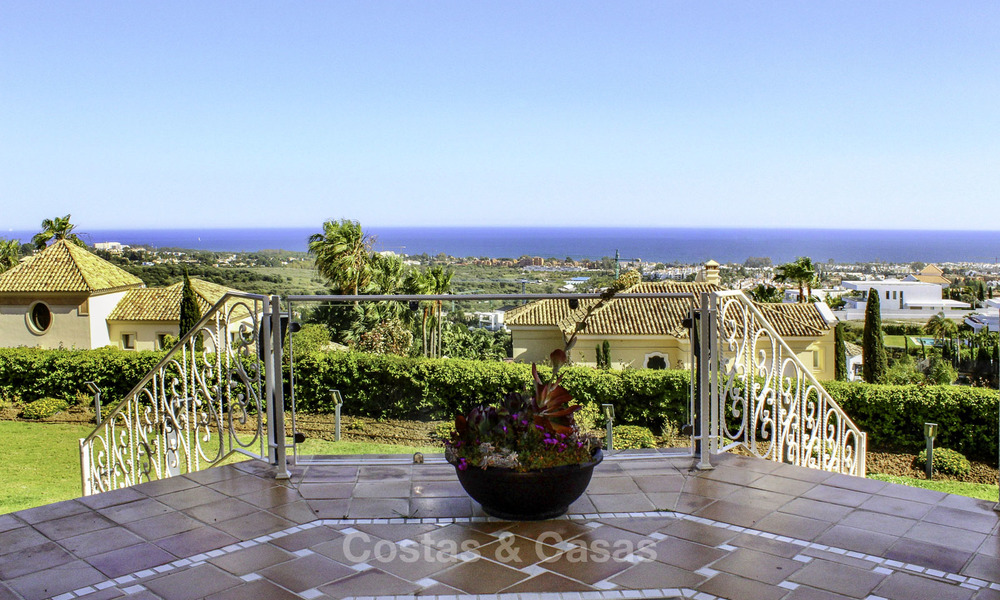 Majestueuze Andalusische luxe villa te koop, op een groot perceel in een exclusief golfresort en met adembenemend zeezicht in Benahavis - Marbella 15040