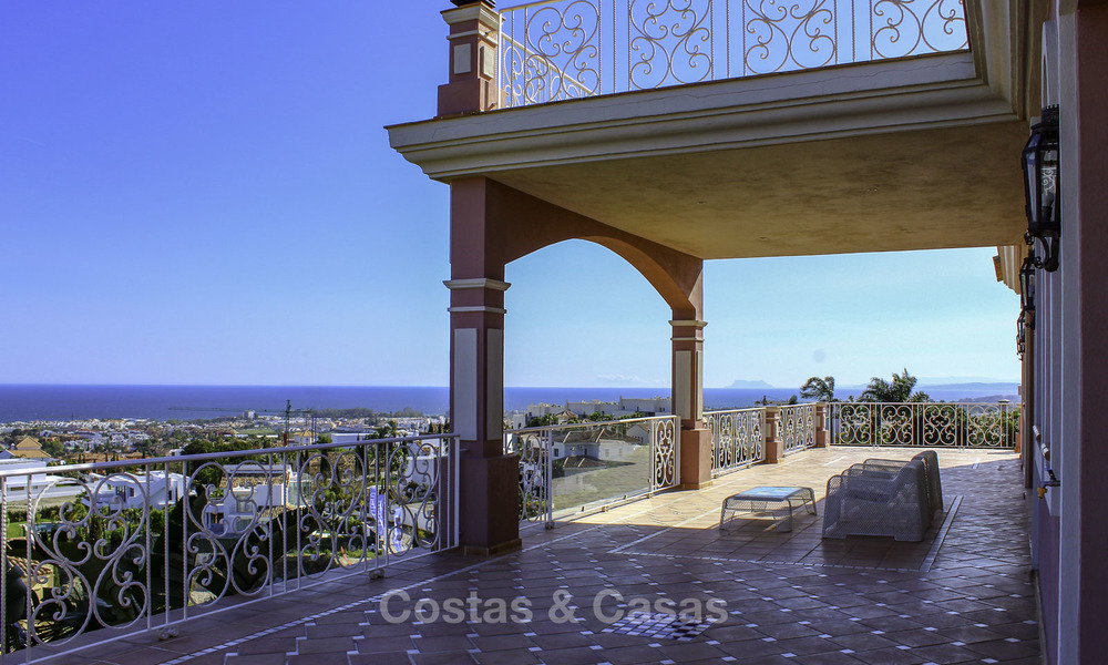 Majestueuze Andalusische luxe villa te koop, op een groot perceel in een exclusief golfresort en met adembenemend zeezicht in Benahavis - Marbella 15045