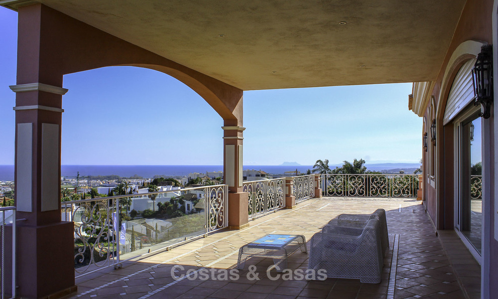 Majestueuze Andalusische luxe villa te koop, op een groot perceel in een exclusief golfresort en met adembenemend zeezicht in Benahavis - Marbella 15046