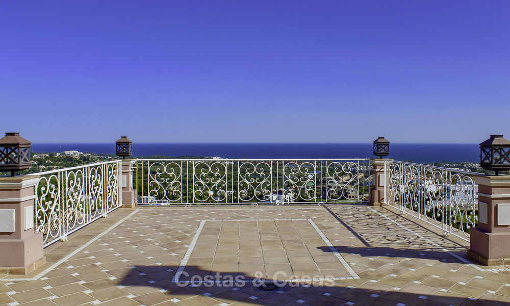 Majestueuze Andalusische luxe villa te koop, op een groot perceel in een exclusief golfresort en met adembenemend zeezicht in Benahavis - Marbella 15049