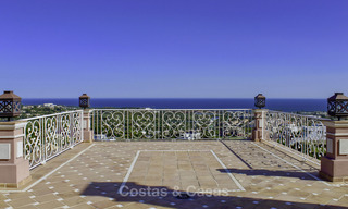 Majestueuze Andalusische luxe villa te koop, op een groot perceel in een exclusief golfresort en met adembenemend zeezicht in Benahavis - Marbella 15049 