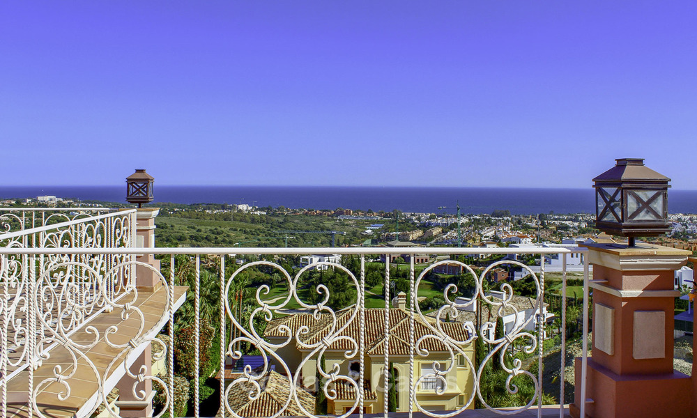Majestueuze Andalusische luxe villa te koop, op een groot perceel in een exclusief golfresort en met adembenemend zeezicht in Benahavis - Marbella 15052