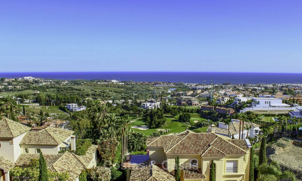 Majestueuze Andalusische luxe villa te koop, op een groot perceel in een exclusief golfresort en met adembenemend zeezicht in Benahavis - Marbella 15053