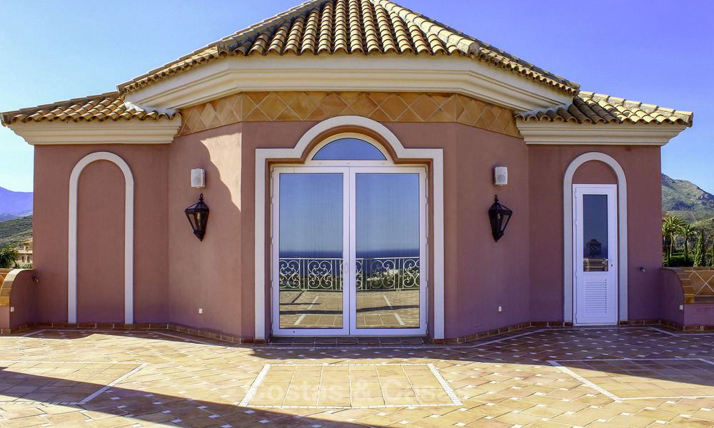 Majestueuze Andalusische luxe villa te koop, op een groot perceel in een exclusief golfresort en met adembenemend zeezicht in Benahavis - Marbella 15054