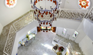 Majestueuze Andalusische luxe villa te koop, op een groot perceel in een exclusief golfresort en met adembenemend zeezicht in Benahavis - Marbella 15055 