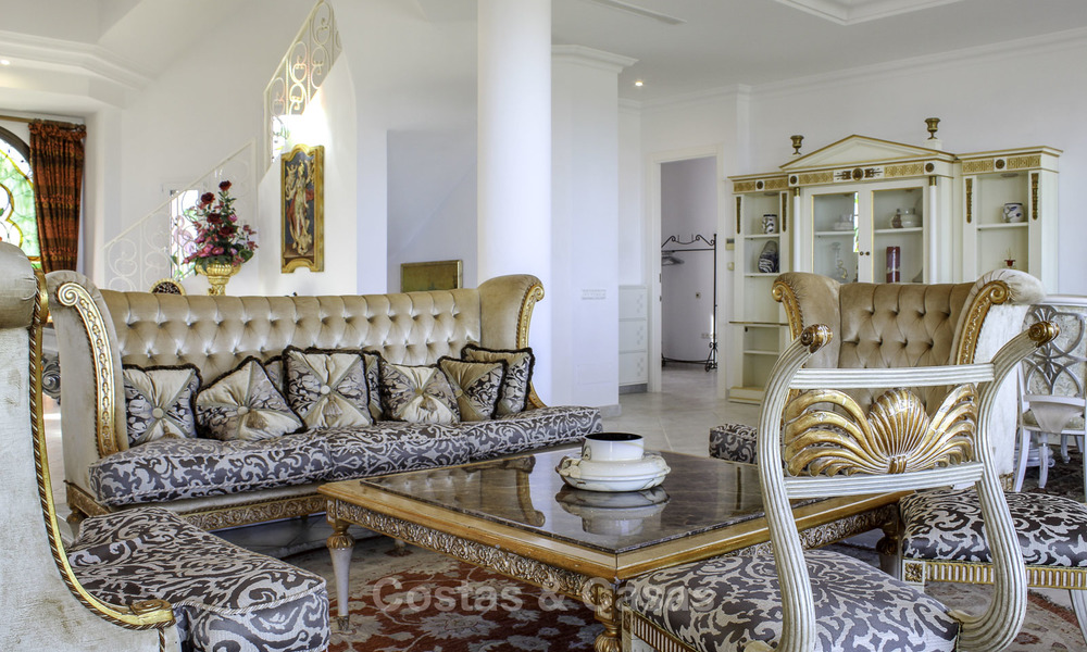 Majestueuze Andalusische luxe villa te koop, op een groot perceel in een exclusief golfresort en met adembenemend zeezicht in Benahavis - Marbella 15058