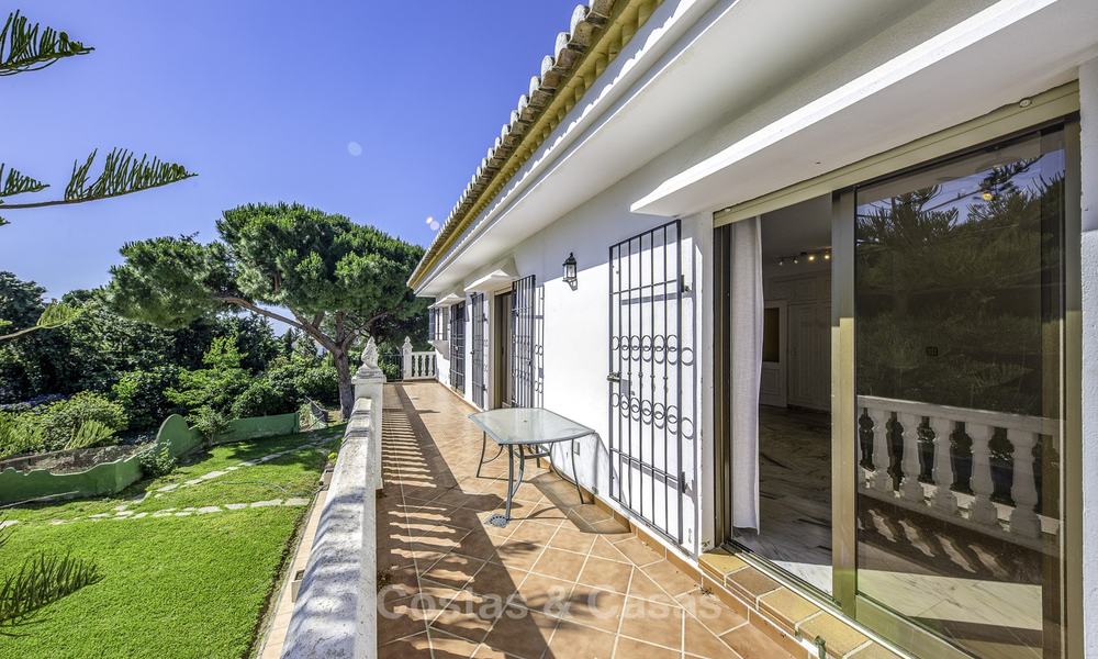 Ruime klassieke villa met uitstekend potentieel te koop in een rustige omgeving van Elviria in Oost-Marbella 15185