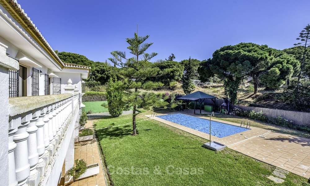 Ruime klassieke villa met uitstekend potentieel te koop in een rustige omgeving van Elviria in Oost-Marbella 15186