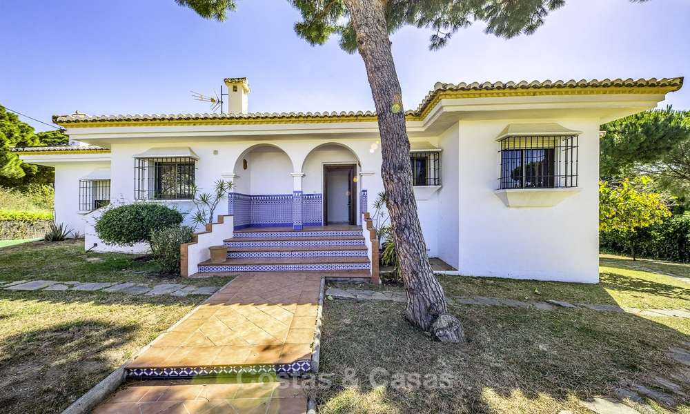 Ruime klassieke villa met uitstekend potentieel te koop in een rustige omgeving van Elviria in Oost-Marbella 15190
