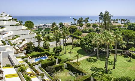 Penthouse met privé zwembad en panoramisch zee-, golf- en bergzicht te koop in een eerstelijnsstrand complex te koop in Guadalmina Baja, Marbella 16003