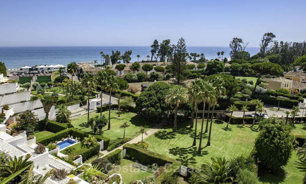 Penthouse met privé zwembad en panoramisch zee-, golf- en bergzicht te koop in een eerstelijnsstrand complex te koop in Guadalmina Baja, Marbella 16006