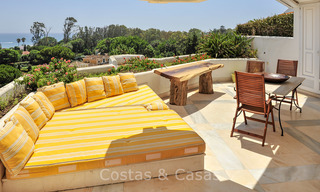 Penthouse met privé zwembad en panoramisch zee-, golf- en bergzicht te koop in een eerstelijnsstrand complex te koop in Guadalmina Baja, Marbella 16013 