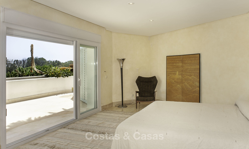 Penthouse met privé zwembad en panoramisch zee-, golf- en bergzicht te koop in een eerstelijnsstrand complex te koop in Guadalmina Baja, Marbella 16023
