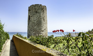 Penthouse met privé zwembad en panoramisch zee-, golf- en bergzicht te koop in een eerstelijnsstrand complex te koop in Guadalmina Baja, Marbella 16028 