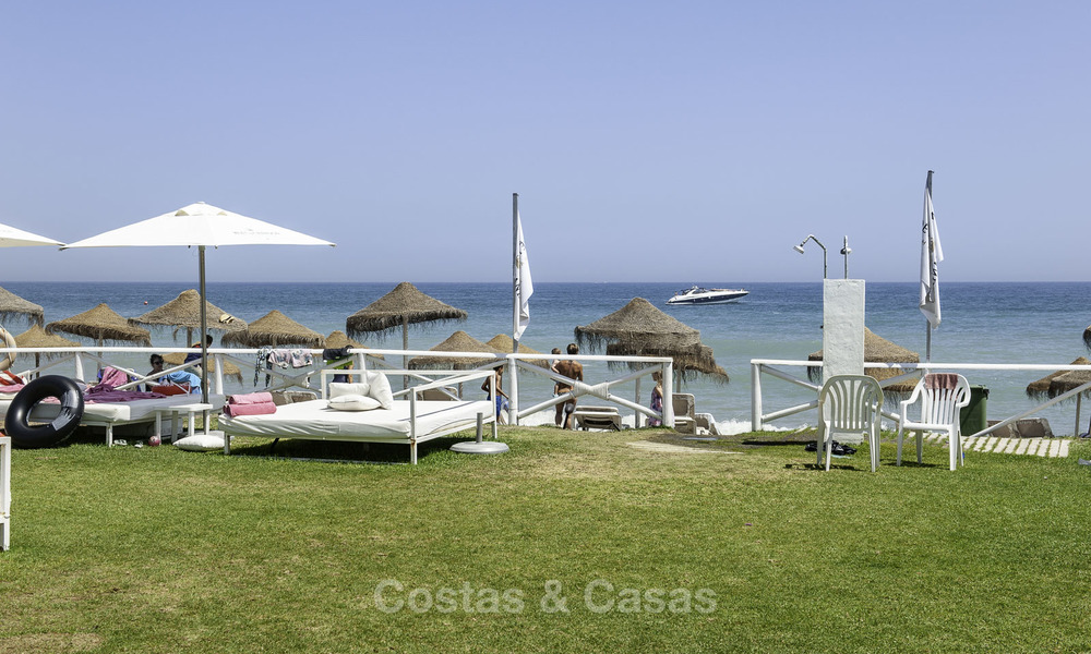 Penthouse met privé zwembad en panoramisch zee-, golf- en bergzicht te koop in een eerstelijnsstrand complex te koop in Guadalmina Baja, Marbella 16031
