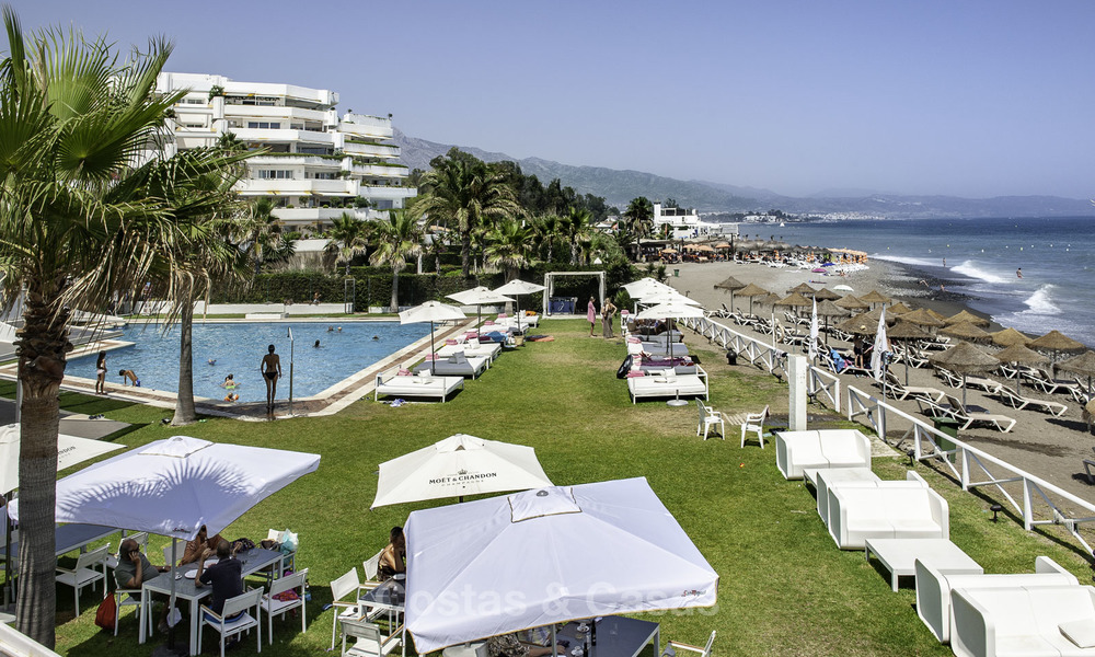 Penthouse met privé zwembad en panoramisch zee-, golf- en bergzicht te koop in een eerstelijnsstrand complex te koop in Guadalmina Baja, Marbella 16034