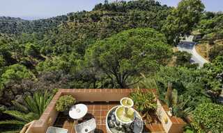 Gezellige villa in traditionele stijl te koop, met uitzicht op zee en de bergen, in El Madroñal, Benahavis - Marbella 16040 