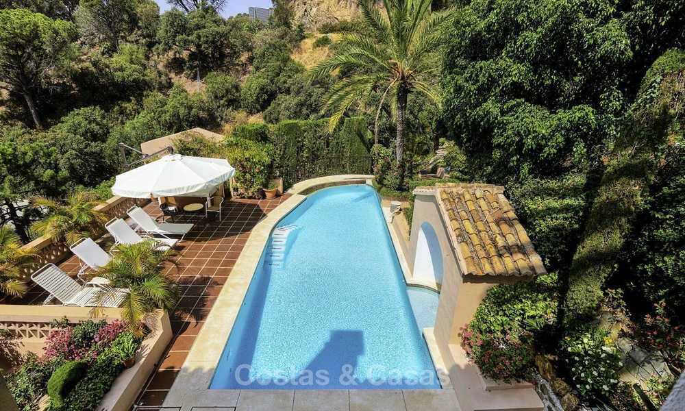 Gezellige villa in traditionele stijl te koop, met uitzicht op zee en de bergen, in El Madroñal, Benahavis - Marbella 16042
